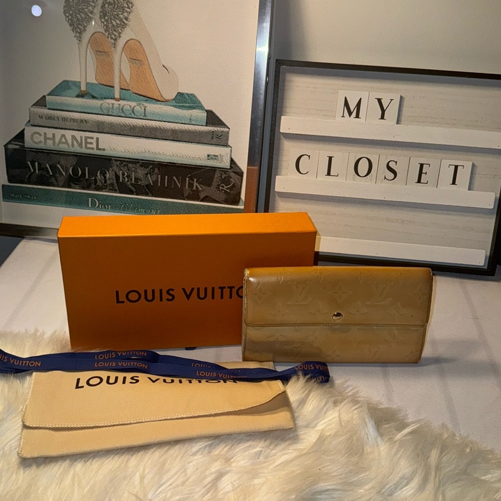 Louis Vuitton Tan Noisette Vernis Porte Tresor Sarah Long Wallet full inclusion